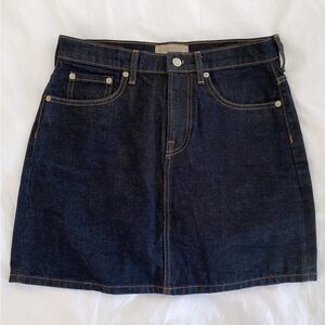 Everlane Straight Mini skirt in a dark denim wash, gorgeous Size 29 17 inch